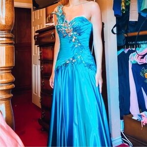 TONY BOWLS $475 One Shoulder Peacock Inspired Feathered Dress Mardi Gras 8